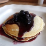 pancpancakes with blueberry sauce