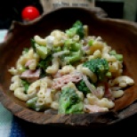Macaroni salad with broccoli, ahm and caramelized onions